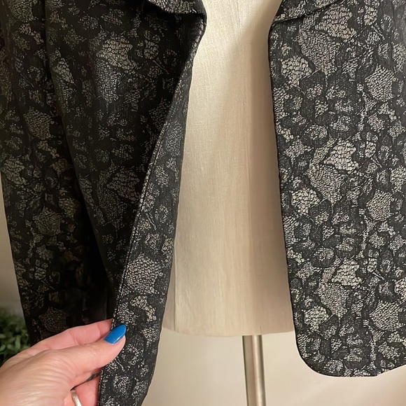 LE SUIT floral lace like print black grey, rounded pleated collar open front 14 - Picture 3 of 13